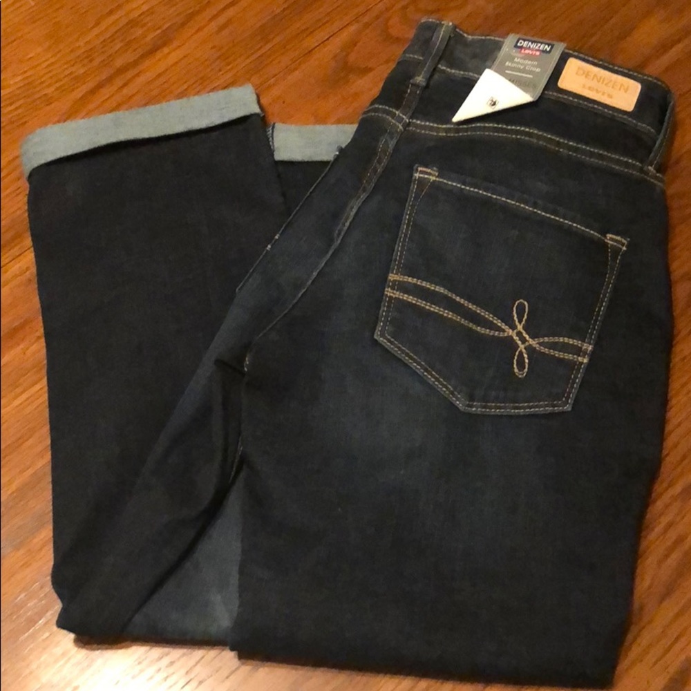 Brand new Levi Capris